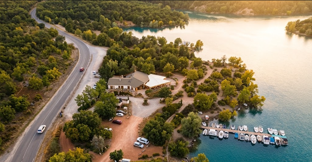 Vue aérienne du domaine La Baie du Lac et la marina