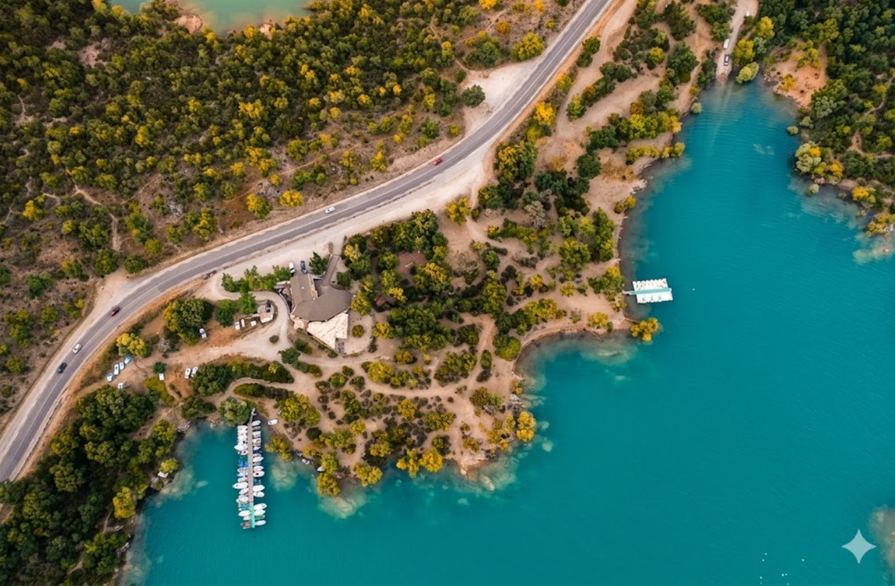 Vue aérienne du Lac de Saint-Cassien turquoise