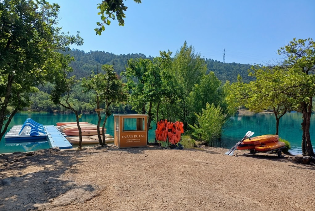 Kiosque de location de kayaks et activités nautiques