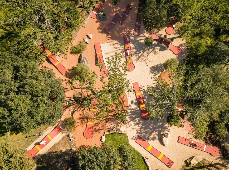 Vue aérienne du mini-golf 18 trous