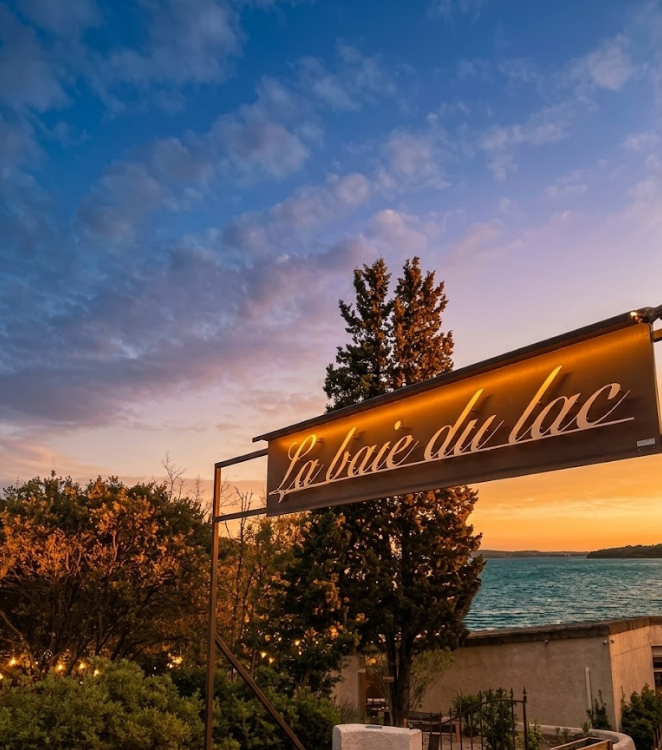 Enseigne La baie du lac illuminée au coucher du soleil