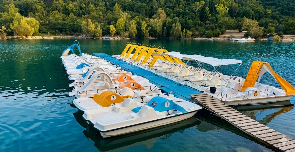 Pédalos et activités nautiques sur le lac