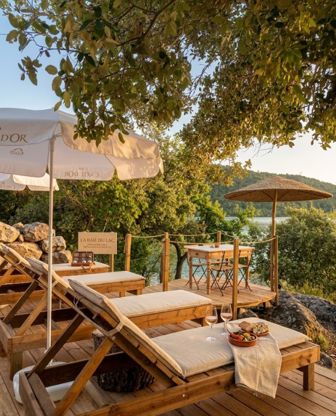 Bed-lounges sur le ponton avec vue sur le lac