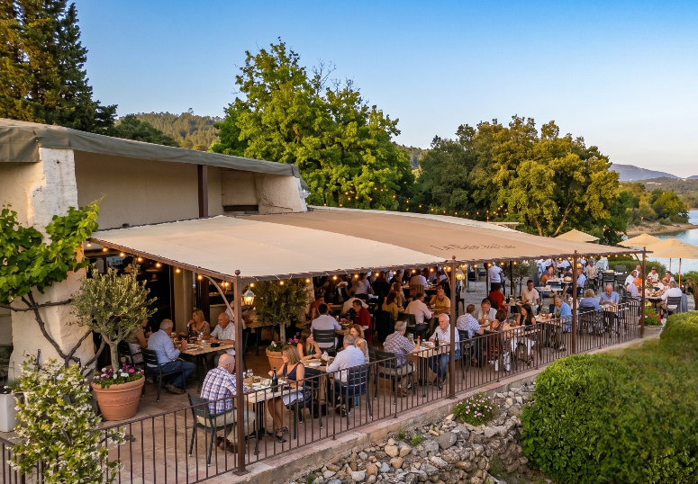 La terrasse du restaurant en plein service