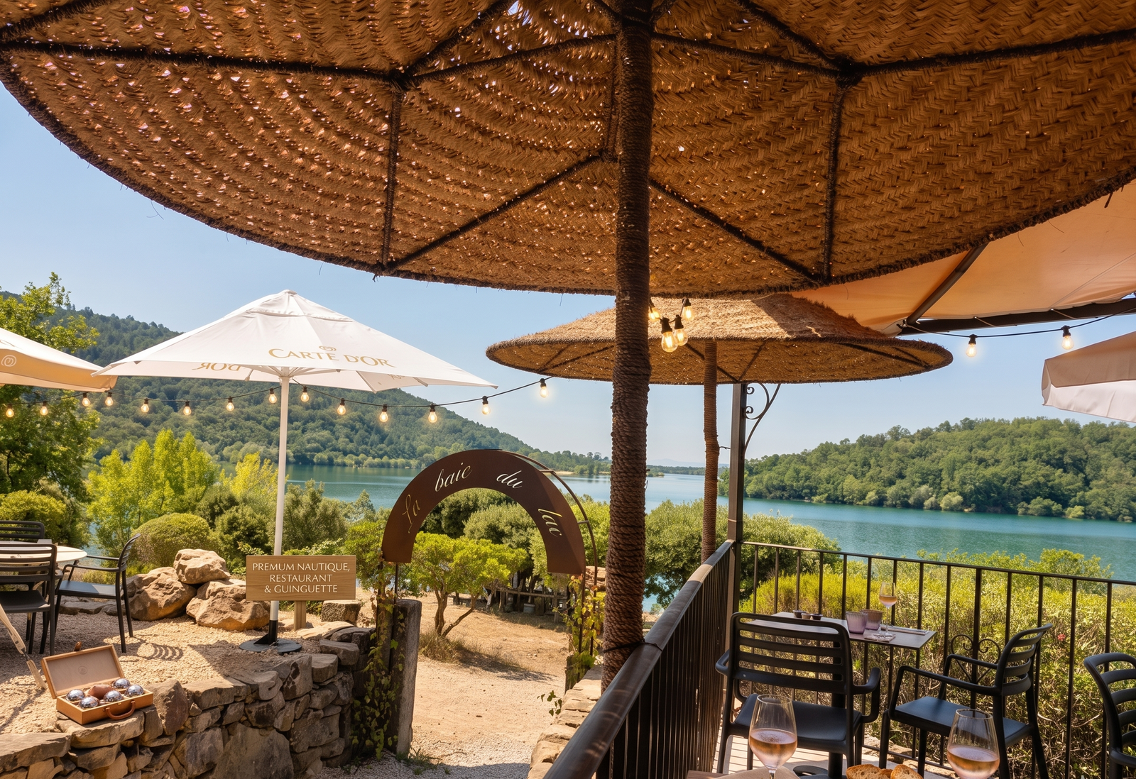 Terrasse avec parasols en raphia et vue sur le lac