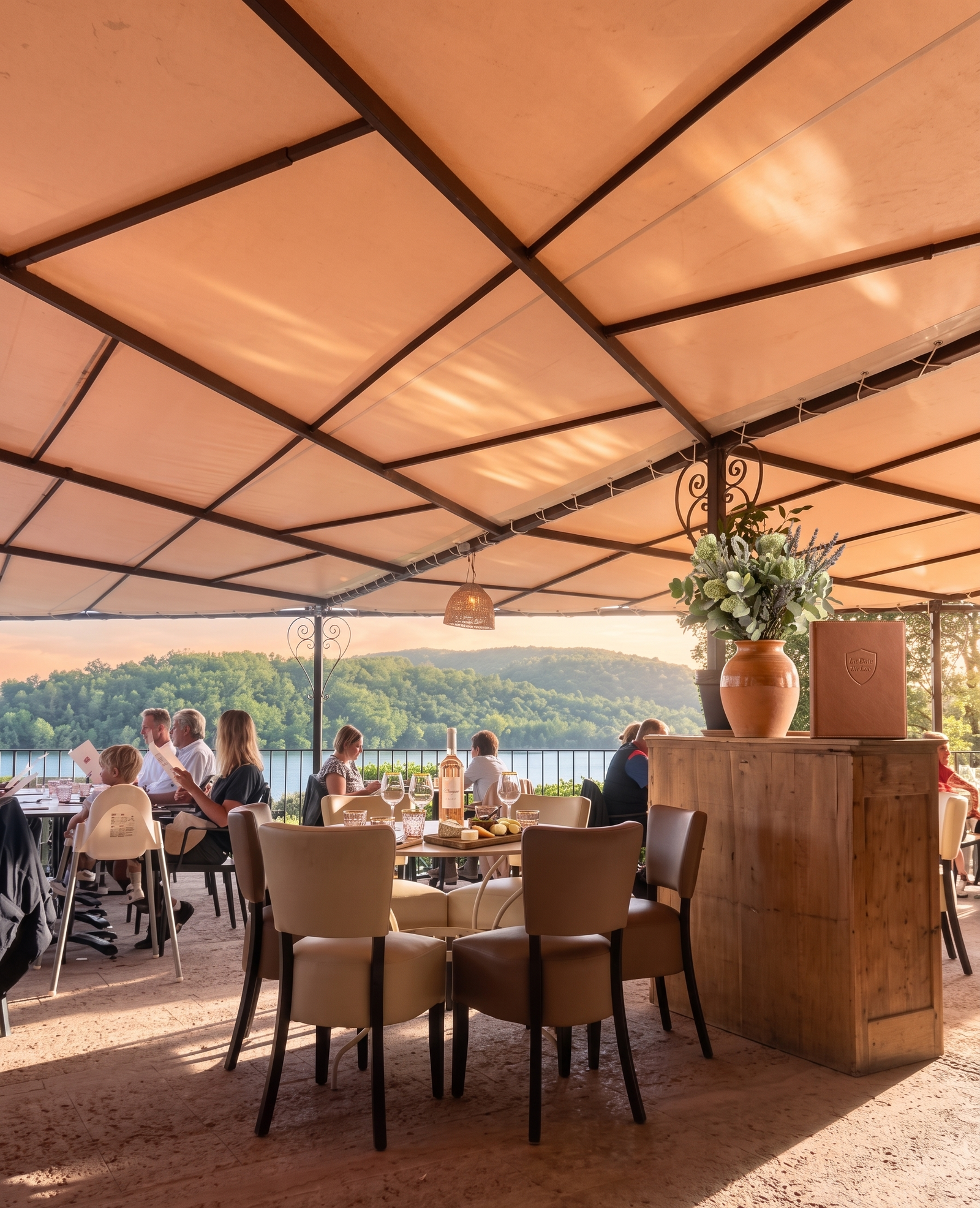Tables rondes et service sous la marquise avec vue lac