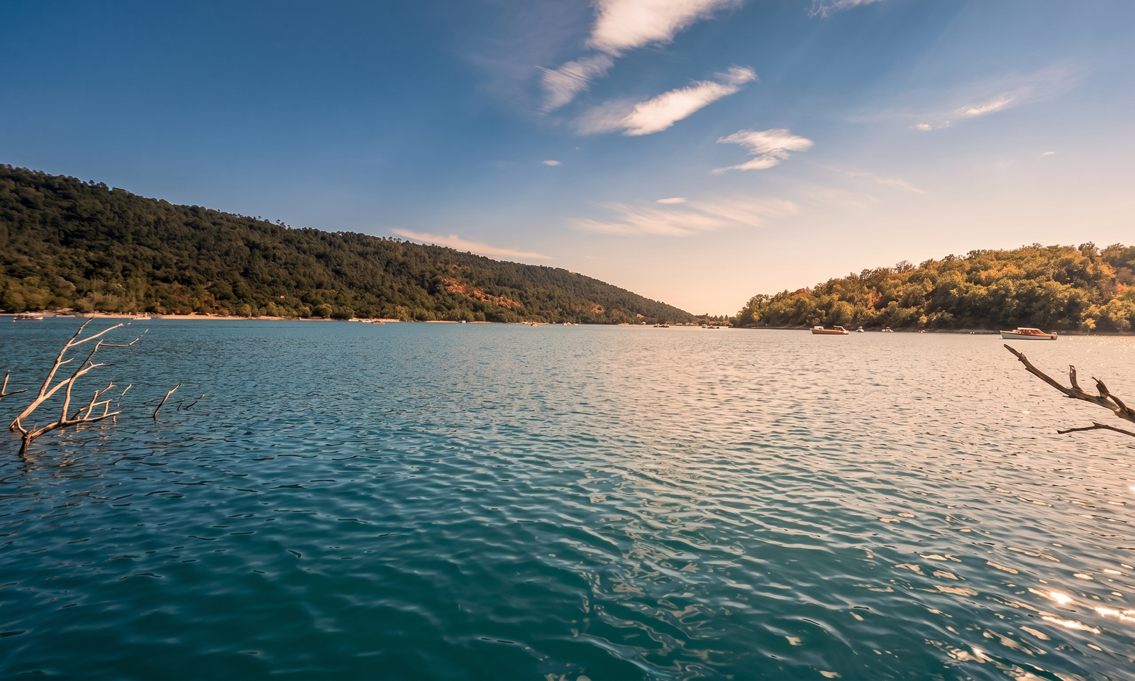 Lac de Saint-Cassien aux eaux turquoises
