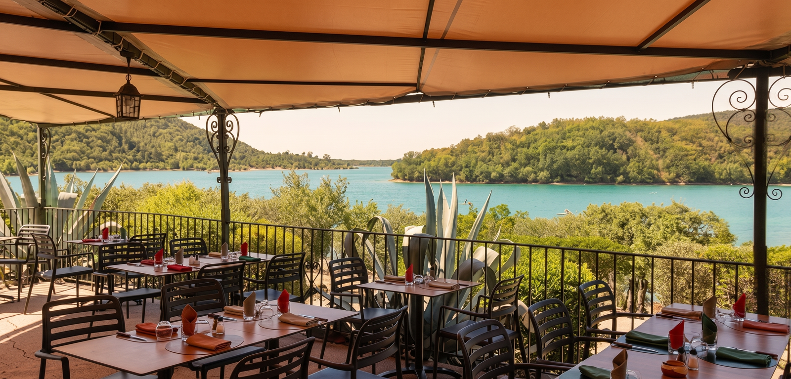 Terrasse du restaurant avec vue sur le lac turquoise